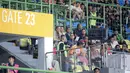 Pelatih kepala Timnas Indonesia, Patrick Kluivert (tengah) bersama asisten pelatih Alex Pastoor (kiri), Gerald Vanenburg (kedua kiri), dan Denny Lanzaat duduk di tribune VIP saat menyaksikan laga Persija Jakarta melawan PSBS Biak dalam laga lanjutan BRI Liga 1 2024/2025 di Stadion Patriot Candrabhaga, Bekasi, Minggu (02/02/2025). (Bola.com/Bagaskara Lazuardi)