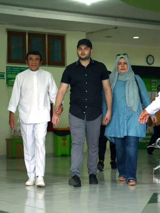 Selama tersangkut kasus narkoba, Ridho Rhoma bersykur lantaran orangtuanya, Rhoma Irama dan Marwah ali selalu menguatkannya. Setelah bebas, ia merasakan senang lantaran melihat kedua orangtuanya bisa kembali tersenyum. (Nurwahyunan/Bintang.com)