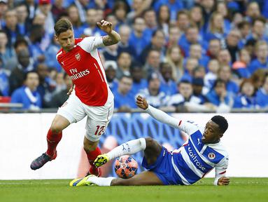 Penyerang Arsenal, Olivier Giroud berusaha merebut bola dari pemain Reading  Nathaniel Chalobah