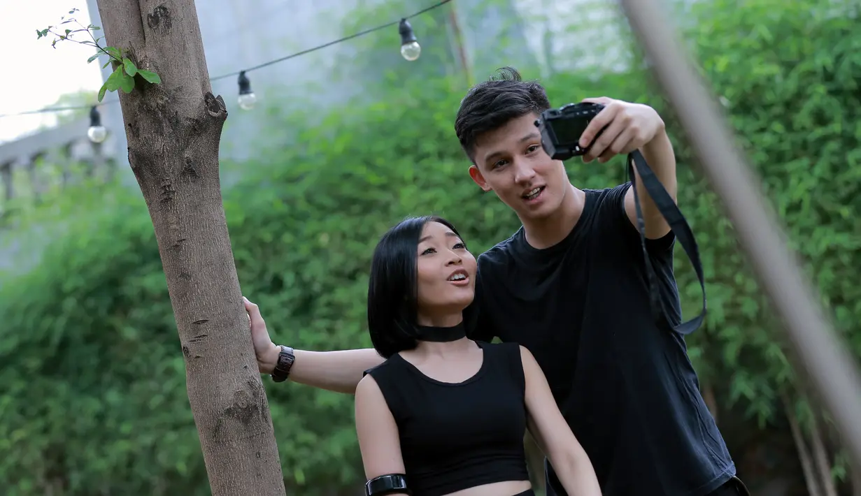 "Ini single pertama kita sebagai Duo di Soundwave. Januari udah dibikin lagunya, hari ini syuting video klip. Ada dua tempat hari ini," kata Rinni Wulandari di sela syuting video klip. (Adrian Putra/Bintang.com)