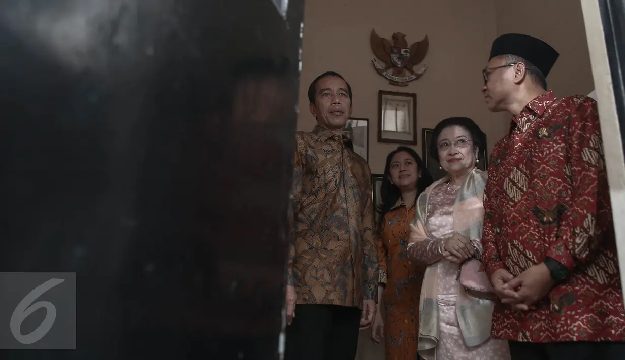 Presiden Jokowi, Puan Maharani, Megawati Soekarnoputri dan Zulkifli Hasan napak tilas ke Penjara Banceuy, Bandung, (1/6). Bung Karno pernah ditahan dipenjara itu karena dituduh melakukan pemberontakan pada pemerintah Belanda. (Liputan6.com/Faizal Fanani)