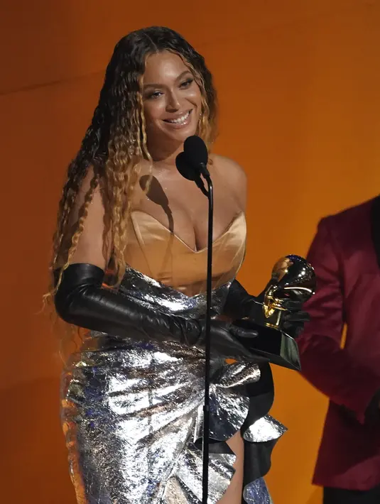 Beyonce menerima penghargaan untuk album dance/musik elektronik terbaik untuk "Renaissance" di Penghargaan Grammy Awards 2023 di Los Angeles pada Minggu, 5 Februari 2023. Piala Best Dance/Electronic Music Album untuk Renaissance membuatnya kini memiliki 32 piala Grammy Awards dan menjadi yang terbanyak sepanjang sejarah.  (AP Photo/Chris Pizzello)