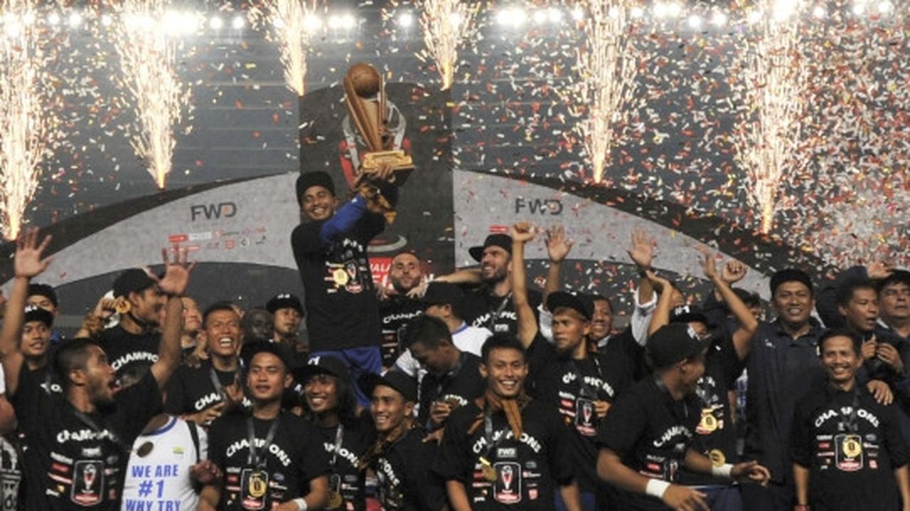 Euforia Persib angkat trofi juara Piala Presiden