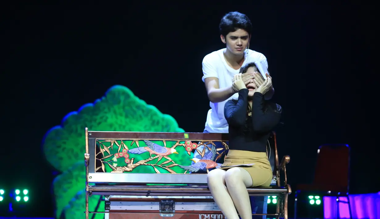 "Ya ampun aku diperebutkan dua laki-laki OMG. Enggak becanda. Itu tuh buat kepentingan drama musikal project sama mereka berdua.Ceritanya cinta segitiga jadi terlihat seperti beneran," kata Prilly, di Jakarta Timur, Jumat(19/8). (Adrian Putra/Bintang.com)