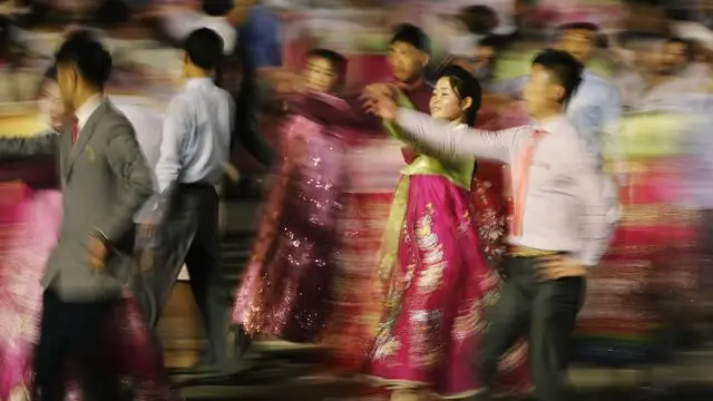 Sekelompok orang melakukan tarian massal di Pyongyang (AP)
