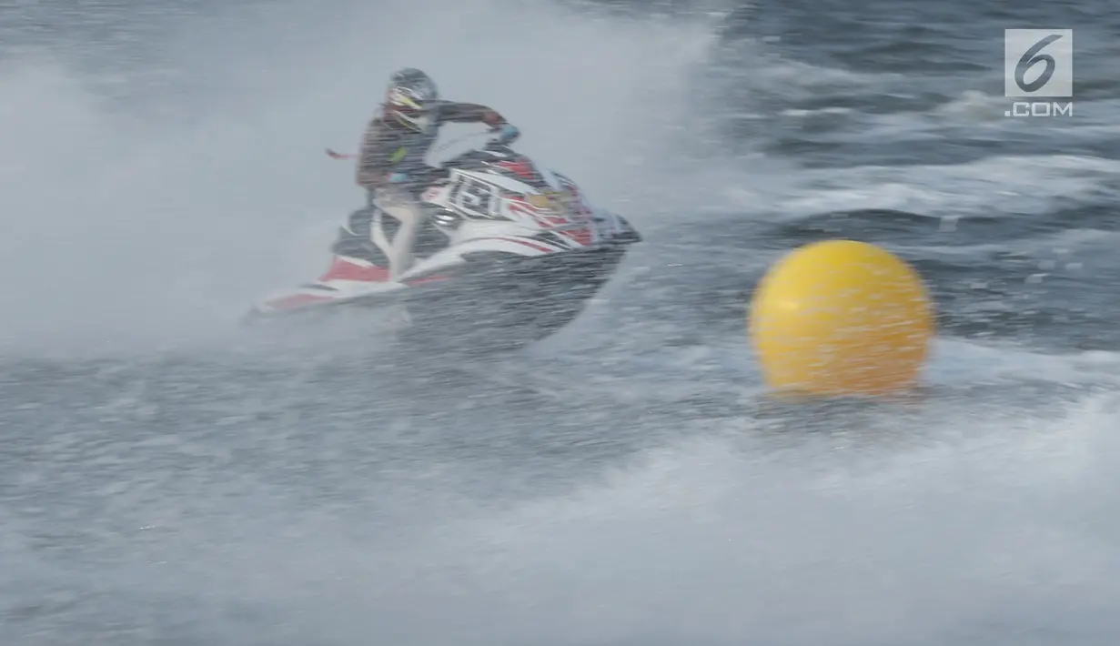 Atlet Jetski Indonesia, Aero Sutan Aswar saat Final Moto4 Jetski kelas Runabout Limited Asian Games di Pantai Ancol, Jakarta, Jumat (24/8). Aero Sutan harus puas dengan medali perak, emas diraih Allanjawi dari UAE. (Liputan6.com/Helmi Fithriansyah)