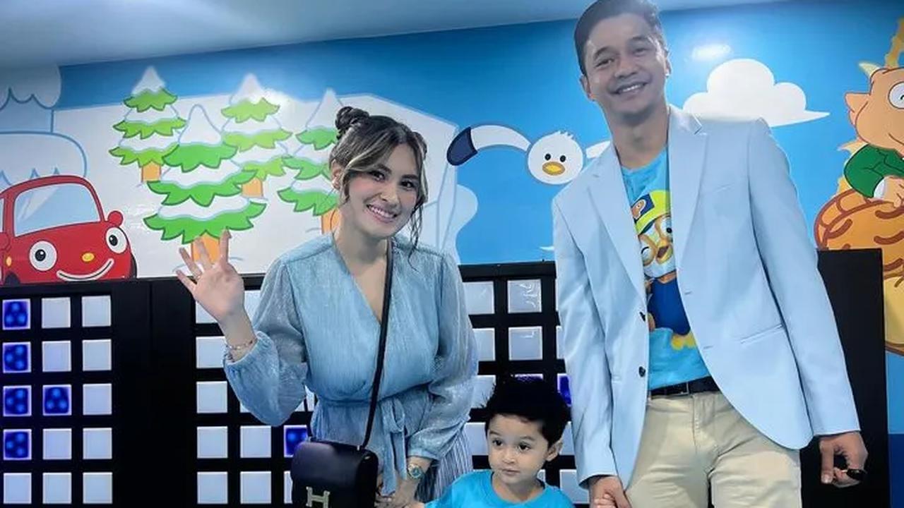 Ada juga yang salfok dengan penampilan Angbeen Rishi. Potert ibu satu anak ini terlihat begitu cantik.<br>