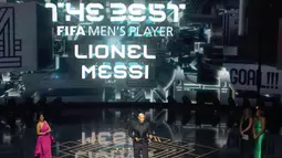 Pemain Argentina, Lionel Messi (tidak hadir) menerima pengharagaan sebagai pemain terbaik FIFA 2023 pada acara Best FIFA Football Awards 2023 yang berlangsung di Eventim Apollo, Hammersmith, London, Senin (15/01/2024) waktu setempat. (AP Photo/Kirsty Wigglesworth)