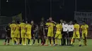 Pemain Bhayangkara FC menyalami pemain PSM Makassar usai pertandingan pada laga Shopee Liga 1 di Stadion PTIK, Jakarta, Selasa (29/10).Bhayangkara menang 3-2 atas PSM. (Bola.com/Yoppy Renato)