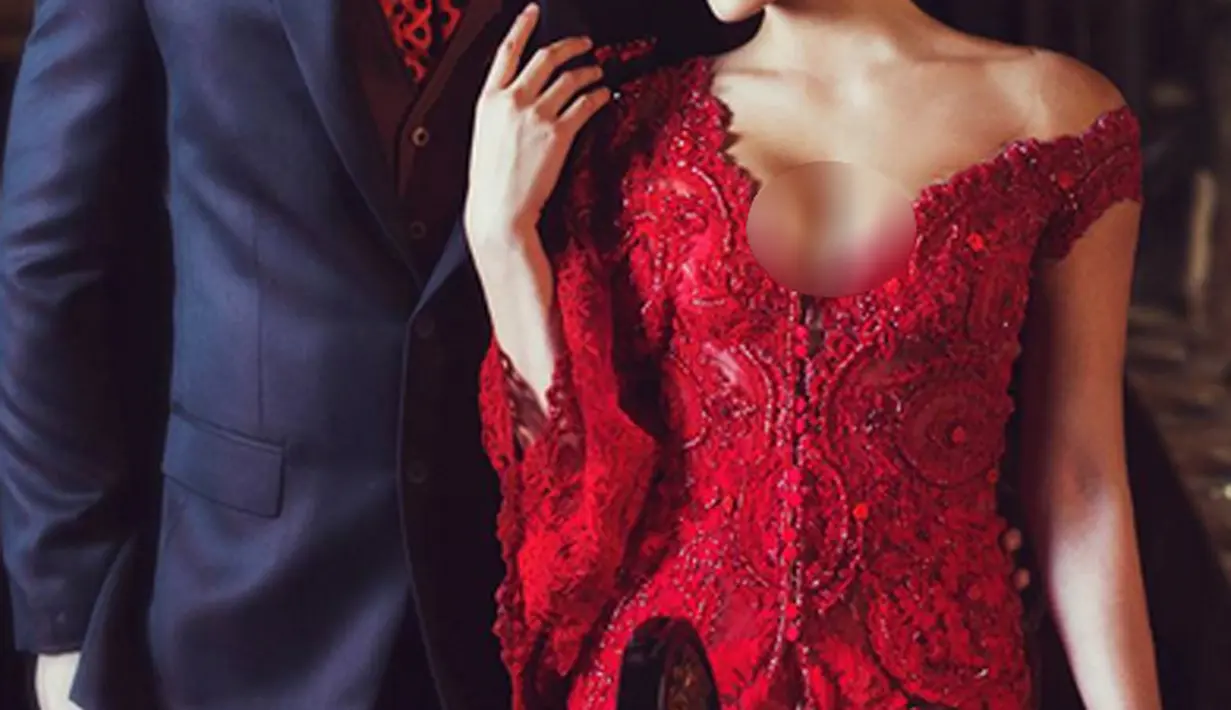 Begitu juga dengan atlet basket, Wijaya Saputra. Tampil mengenakan jas warna gelap, dipadu kemeja dan dasi terlihat begitu gagah. Bahkan keduanya terlihat serasi. (Instagram/riomotret)