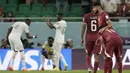 <p>Pemain Senegal di latar belakang merayakan kemenangan 3-1 mereka saat pemain Qatar menunjukkan kekecewaan mereka, setelah pertandingan sepak bola grup A Piala Dunia antara Qatar dan Senegal, di Stadion Al Thumama di Doha, Qatar, Jumat, 25 November 2022. (AP Photo/Ariel Schalit)</p>
