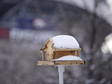 Salju menutupi rumah burung di halaman Museum Anak Denver di Kampus Marsico, Denver (27/1/2022). Badai musim dingin yang bergerak cepat turun hingga setengah kaki salju di wilayah metropolitan Denver sebelum pindah ke dataran timur. (AP Photo/David Zalubowski)