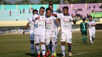 Striker PSIM, Cristian Gonzales (kiri), merayakan gol yang dicetaknya ke gawang Persatu Tuban, Sabtu (20/7/2019). (Bola.com/Vincentius Atmaja)