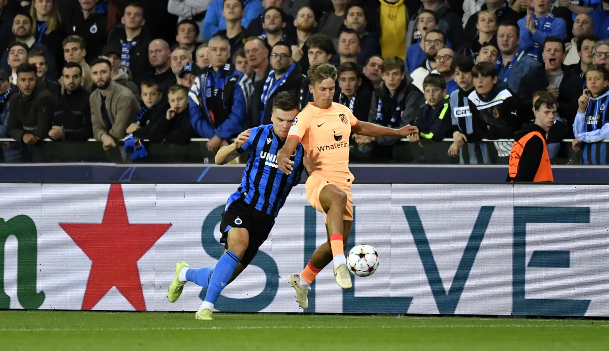 Bek Club Brugge Bjorn Meijer berebut bola melawan gelandang Atletico Madrid Marcos Llorente pada matchday ketiga Grup B Liga Champions 2022/23 di Jan Breydel Stadium, Rabu (5/10/2022) dinihari WIB. Duel Club Brugge vs Atletico Madrid berkesudahan dengan skor 2-0 kemenangan tuan rumah. (AP Photo/Geert Vanden Wijngaert)