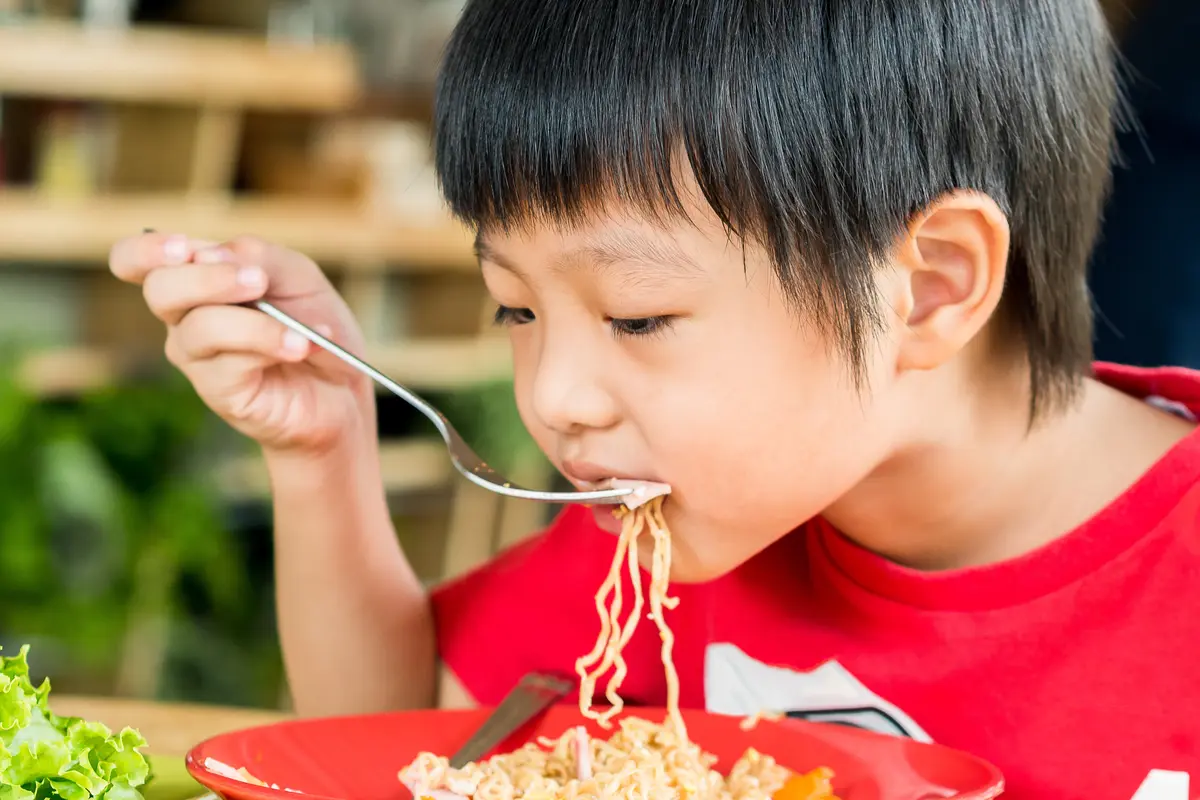 anak makan mi