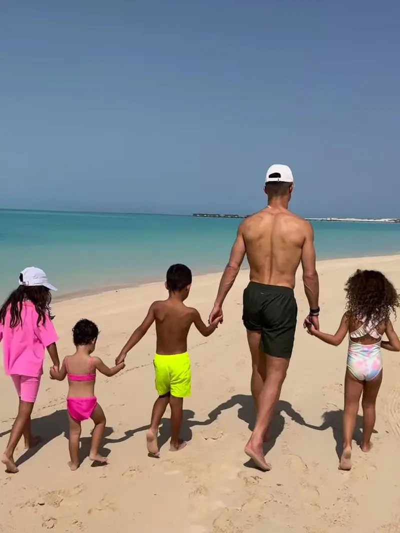 Cristiano Ronaldo dan anak-anaknya