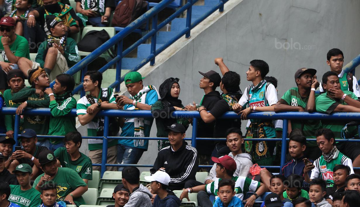 Suasana saat Bonek menunggu laga Persebaya melawan PSPS Riau pada laga 8 Besar Liga 2 Grup Y di Stadion GBLA, Bandung, Sabtu (18/11/2017). Persebaya Menang 1-0. (Bola.com/Nicklas Hanoatubun)