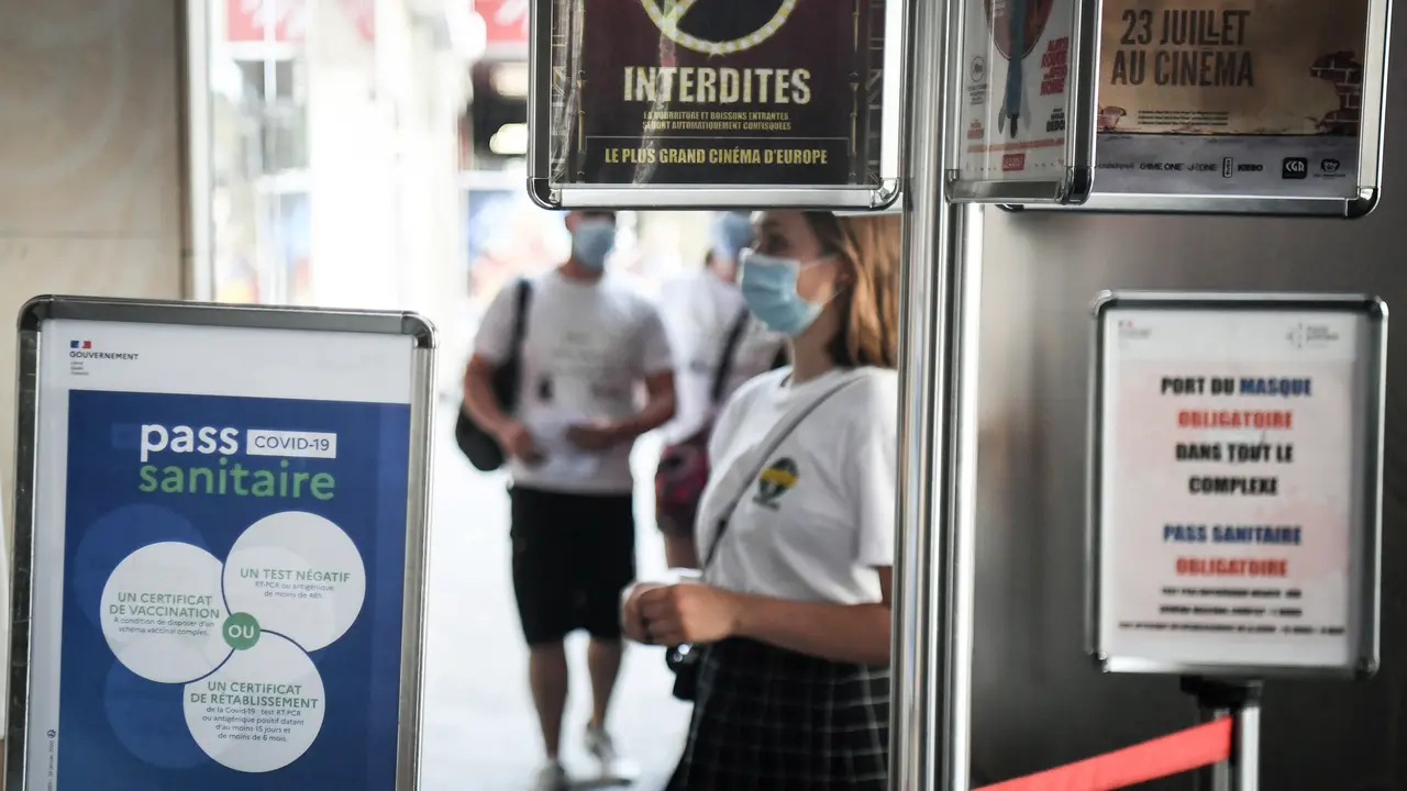 Pengecekan Paspor Kesehatan di Bioskop Paris