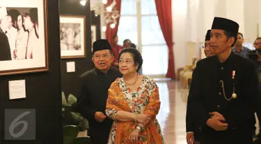 Presiden Joko Widodo (Jokowi) didampingi Wapres Jusuf Kalla dan Presiden Kelima RI Megawati Soekarnoputri melihat pameran foto dalam rangka peringatan Konferensi Asia Afrika (KAA) ke-62 di Istana Negara, Jakarta, Selasa (18/4). (Liputan6.com/Angga Yuniar)