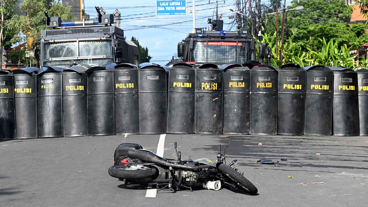 FOTO:  Gelombang Demo Meluas,  Gedung DPRD  di Lombok Dibakar & 22 Demonstran Ditangkap di Bali