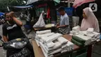 Warga membeli kebutuhan pangan di Pasar Kebayoran Lama, Jakarta, Rabu (21/2/2024). (Liputan6.com/Angga Yuniar)