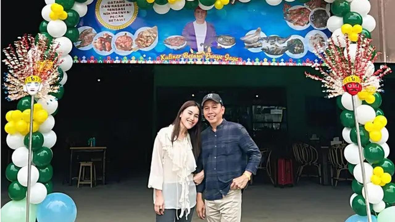 6 Potret Ayu Ting Ting di Pembukaan Cabang Warung Makan Ayah Ojak, Beri Dukungan