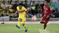 Pemain Bhayangkara FC, Evan Dimas berusaha keluar dari hadangan pemain, Semen Padang  pada babak delapan besar Piala Presiden 2017 di Stadion Manahan, Solo. Jumat (26/2/2017). (Bola.com/Nicklas Hanoatubun)
