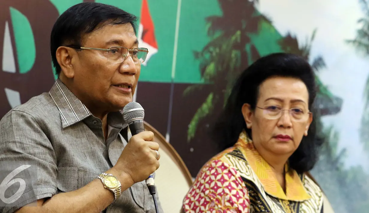 Wakil Ketua Dewan Perwakilan Daerah (DPD) RI, Farouk Muhammad (kiri) menjawab pertanyaan wartawan saat konferensi pers terkait OTT Ketua DPD RI, Irman Gusman oleh KPK di Nusantara III, Jakarta, Sabtu (17/9). (Liputan6.com/Helmi Afandi)