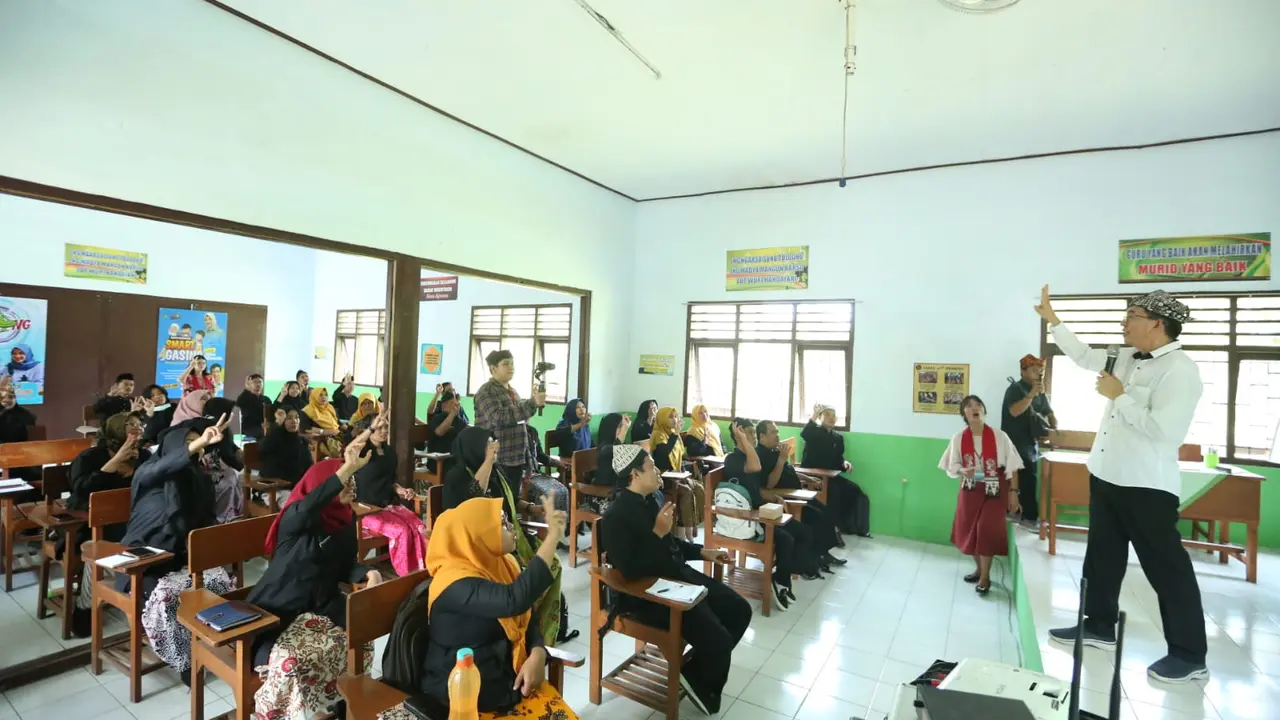 Prof Yohanes Surya mengenalkan metode metode “Smart Gasing” (Gampang Asyik dan Menyenangkan) dalam pembelajaran matamatika terhadap siswa SD di Banyuwangi (Istimewa)