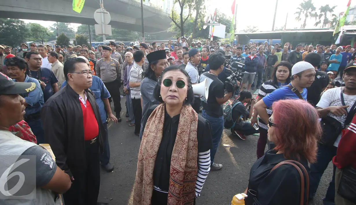 Ratna Sarumpaet berada di antara warga saat penertiban pemukiman penduduk di kawasan Rawajati, Jakarta, Kamis (1/9). Keberadaan Ratna di lokasi tersebut guna membantu mediasi warga yang rumahnya dieksekusi petugas. (Liputan6.com/Immanuel Antonius)