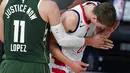 Pebasket Washington Wizards, Moritz Wagner, memgang wajahnya usai ditanduk pebasket Milwaukee Bucks, Giannis Antetokounmpo, pada laga NBA, Selasa (11/8/2020). Bucks mengalahkan Wizards dengan skor 126-113. (AP Photo/Ashley Landis, Pool)