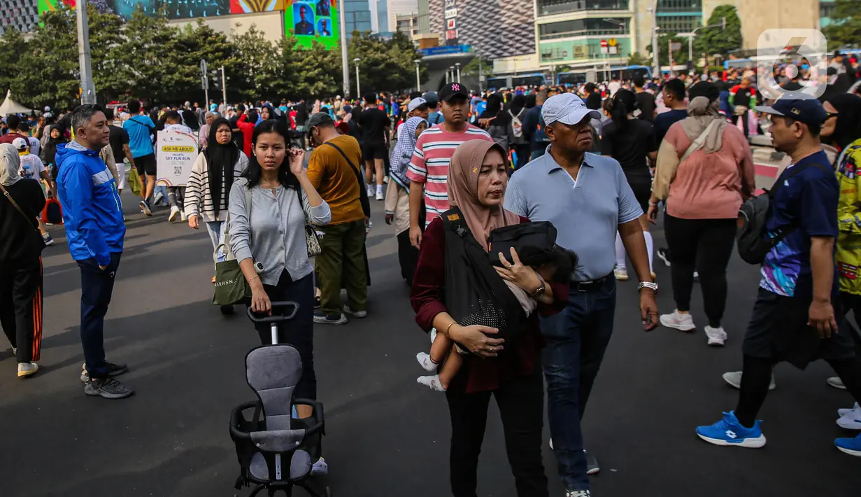 Warga berolahraga saat hari bebas kendaraan atau Car Free Day (CFD) di Jakarta, Minggu (12/5/2024). (Liputan6.com/Angga Yuniar)