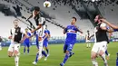 Striker Juventus, Cristiano Ronaldo, menyundul bola saat melawan Sampdoria pada laga Serie A di Allianz Stadium, Turin, Senin (27/7/2020). Kemenangan 2-0 ini membuat juventus mengunci gelar juara Serie A musim 2019-2020. (AP Photo/Antonio Calanni)