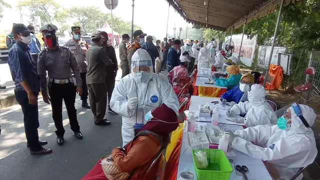 Pemeriksaan antigen di Jembatan Suramadu. (Dian Kurniawan/Liputan6.com)