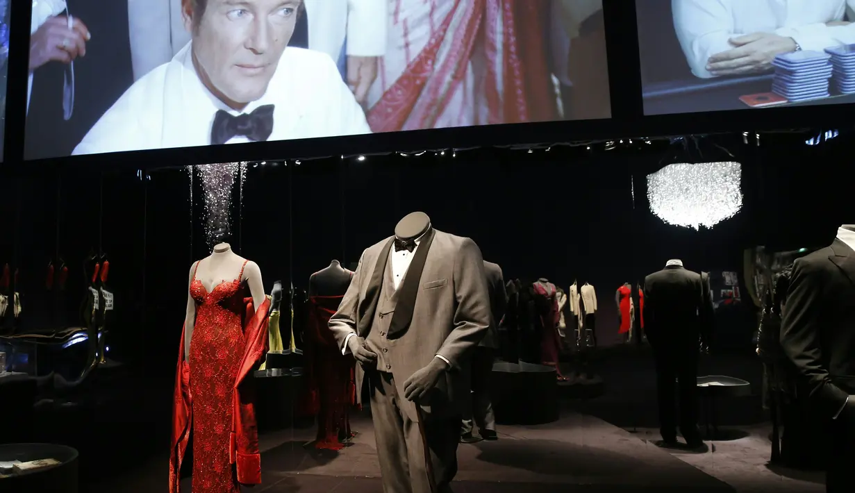 Sejumlah kostum ditampilkan dalam pameran yang didedikasikan untuk James Bond di Grande Halle de la Villette, Paris, Rabu (13/4). Pameran ini menyajikan lebih dari 500 benda asli yang berkaitan dengan karakter yang terkenal. (PATRICK Kovarik/AFP)