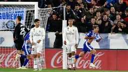 Pemain Deportivo Alaves, Manu Garcia (kanan) berselebrasi usai mencetak gol pada menit ke-90 ke gawang Real Madrid pada lanjutan La Liga Spanyol di stadion Mendizorroza, di Vitoria (6/10). Madrid takluk 1-0 Deportivo Alaves. (AP Photo/Alvaro Barrientos)