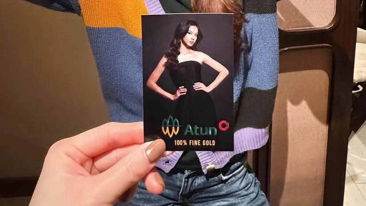 Rayakan Ulang Tahun ke-31, Gaya Playful Yuki Kato dalam Balutan Cardigan Warna-Warni Jadi Sorotan