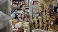 Gubernur Jateng Ganjar Pranowo (kanan) di Pasar Johar, Semarang. (AntaraFoto)