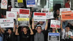 Aktivis Koalisi Anti Mafia Tambang menggelar aksi damai di halaman gedung KPK, Jakarta, Jumat, (13/3/2015). Mereka menolak kriminalisasi KPK yang selama ini konsisten memberantas korupsi khususnya disektor sumber daya alam. (Liputan6.com/Herman Zakharia)