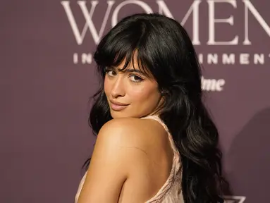 Penyanyi AS Camila Cabello tiba di acara gala tahunan Women in Entertainment dari The Hollywood Reporter di Beverly Hills, California, pada 7 Desember 2023. (AP Photo/Chris Pizzello)