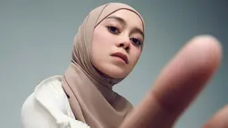 Lesti Kejora saat ini diingat sebagai penyanyi Dangdut dengan hijab dililit di leher. Penampilanya itu menjadi salah satu gaya andalannya di berbagai momen, termasuk ketika jalani sebuah pemotretan.(Liputan6.com/IG/@lestykejora)