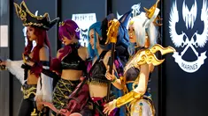 Empat cosplayer Vietnam berpose dalam acara turnamen League of Legends Mid-Season Invitational 2019 di GG Stadium, Ho Chi Minh, Vietnam (7/5/2019). Deretan cosplayer cantik turut meramaikan turnamen e-sport tersebut. (Reuters/Kham)