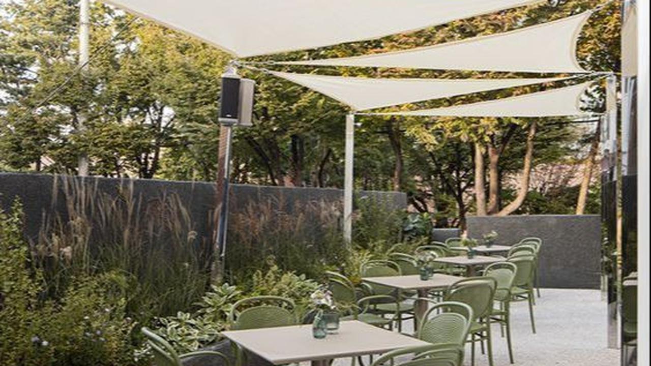 Desain Kafe Outdoor dengan Kanopi Segitiga yang Menawan