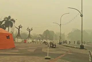 Kabut asap di depan Istana Isen Mulang, Rumah Jabatan Gubernur Kalimantan Tengah. (Dok. Istimewa)
