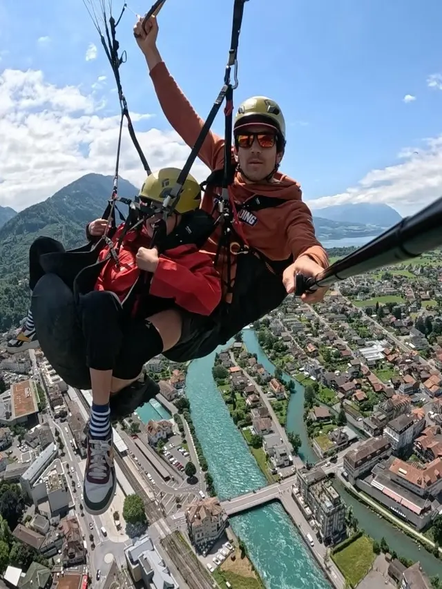 7 Potret Sabai Morscheck Naik Paragliding Bareng Anak di Swiss