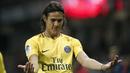 Pemain PSG, Roberto Edison Cavani merayakan gol saat melawan  Guingamp pada laga Ligue 1 Prancis di the Roudourou stadium, Guingamp, (13/8/2017). PSG menang 3-0. (AP/Kamil Zihnioglu)
