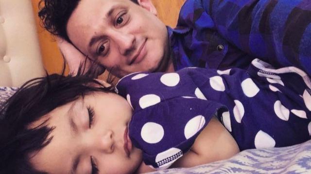 Pablo Fracchia dan Mia, anak yang ia adopsi