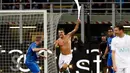 Legenda sepak bola Italia, Christian Vieri berselebrasi setelah mencetak gol selama pertandingan perpisahan Andrea Pirlo, di Stadion Milan San Siro, Italia, (21/5). (AP Photo / Antonio Calanni)