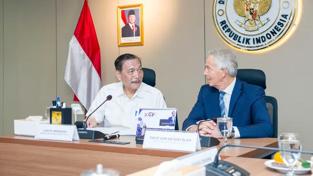 Tony Blair, pendiri sekaligus Executive Chairman Tony Blair Institute for Global Change bertemu dengan  bersama Komite Percepatan Transformasi Digital Pemerintah. (Dok DEN)