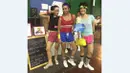 Dengan dandanan 80-an, Dian Sastrowardoyo dan teman-temannya memeriahkan acara Bashminton di GOR PB Djarum, Jakarta, (21/5/2016). (Bola.com/Instagram/Therealdisastr)